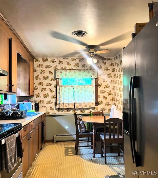 Kitchen with fridge with ice dispenser, wallpapere