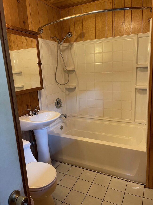 Bathroom with Tub Shower