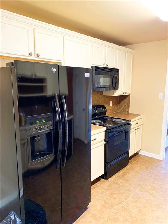 Kitchen is all electric / refrigerator stays