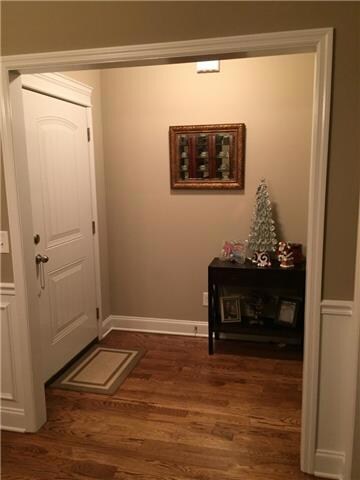 ~Nice foyer with Hardwood floors~