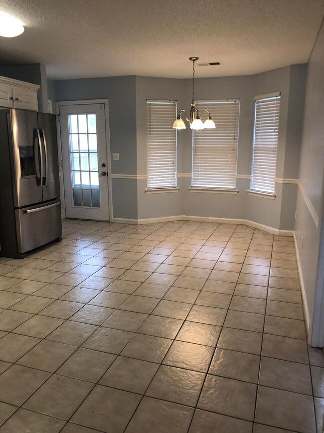 Colony Circle Kitchen3