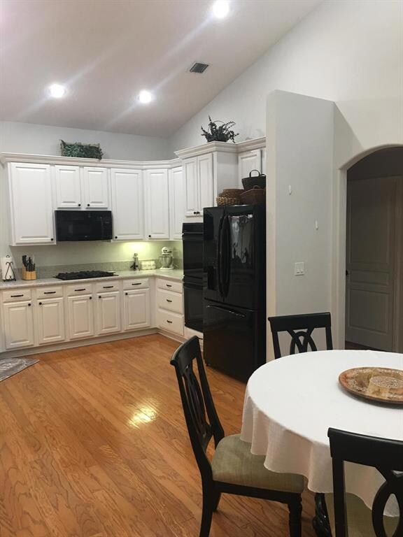 Kitchen with Eat In Dining