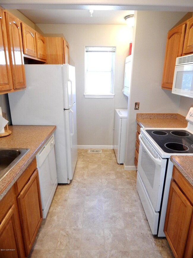 Kitchen W/Ceramic Stove Top