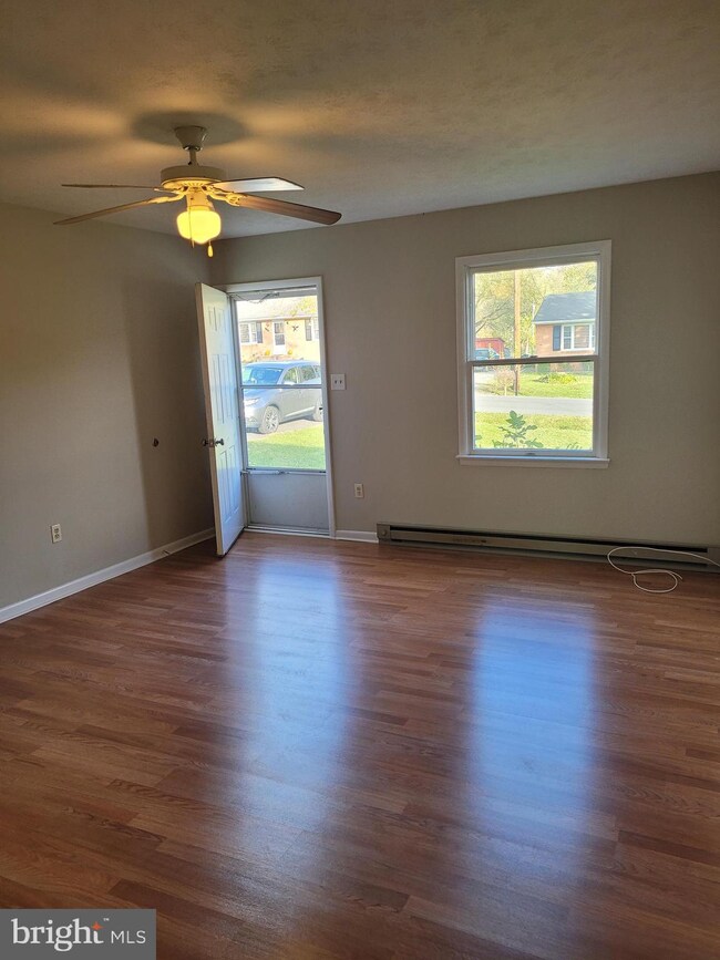 305 Crim Dr, Strasburg, VA 22657 - photo 2