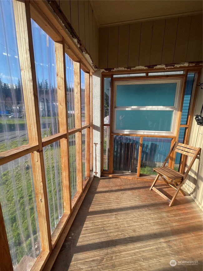 1137 Willapa St, Raymond, WA 98577 - photo 2