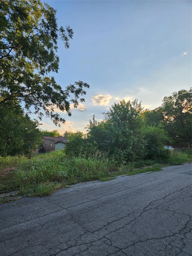 730 Field St, Gainesville, TX 76240 - photo 2