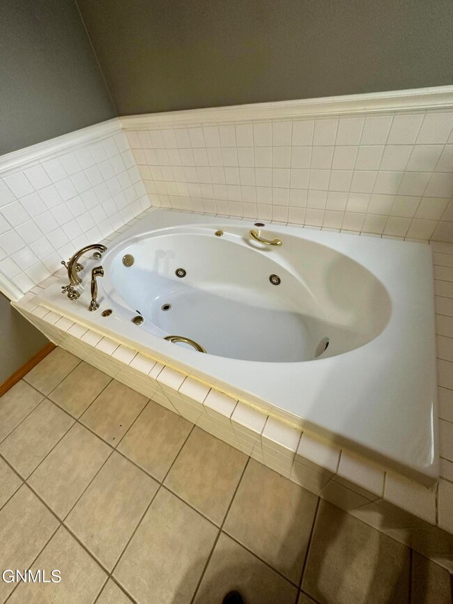 401 8th St NE, Jamestown, ND 58401 - photo 6