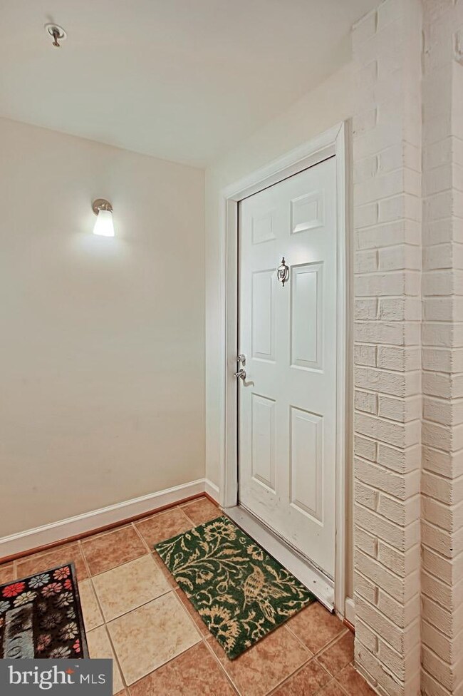 4151 S Four Mile Run Dr unit 403, Arlington, VA 22204 - photo 2