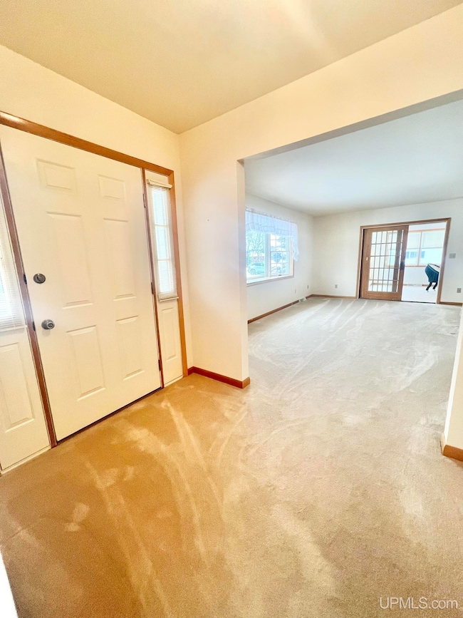 950 S Hemlock St, Iron Mountain, MI 49801 - photo 4