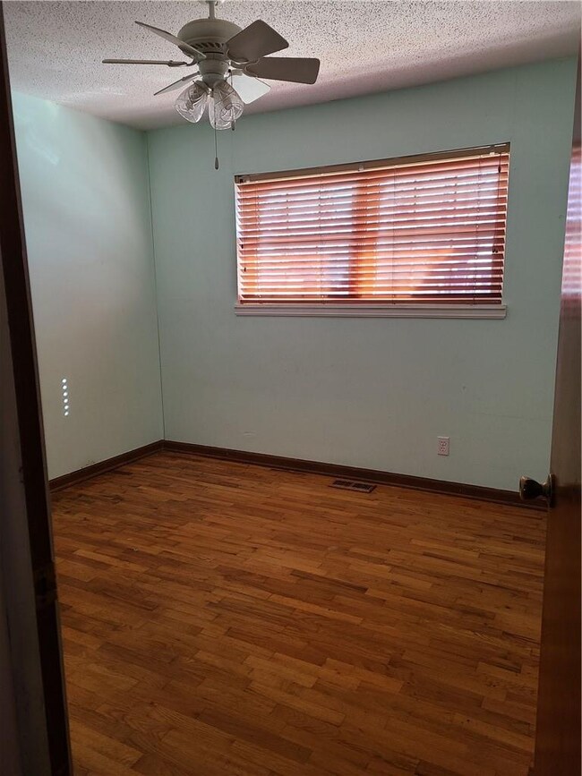 208 Kennan St, Prairie Grove, AR 72753 - photo 4