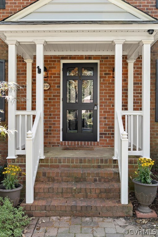Pretty covered front porch.