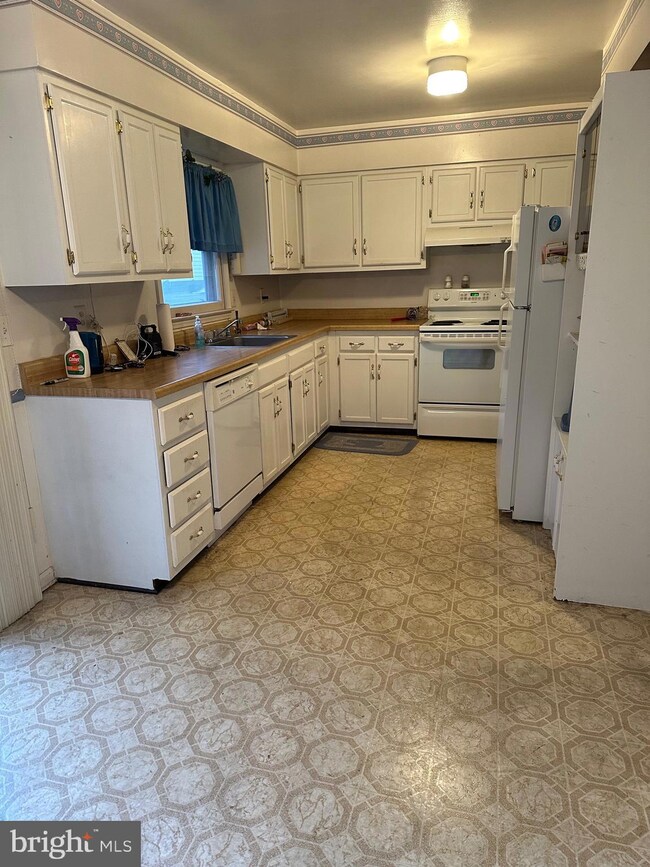 284 Jay Ct, Glen Burnie, MD 21061 - photo 2