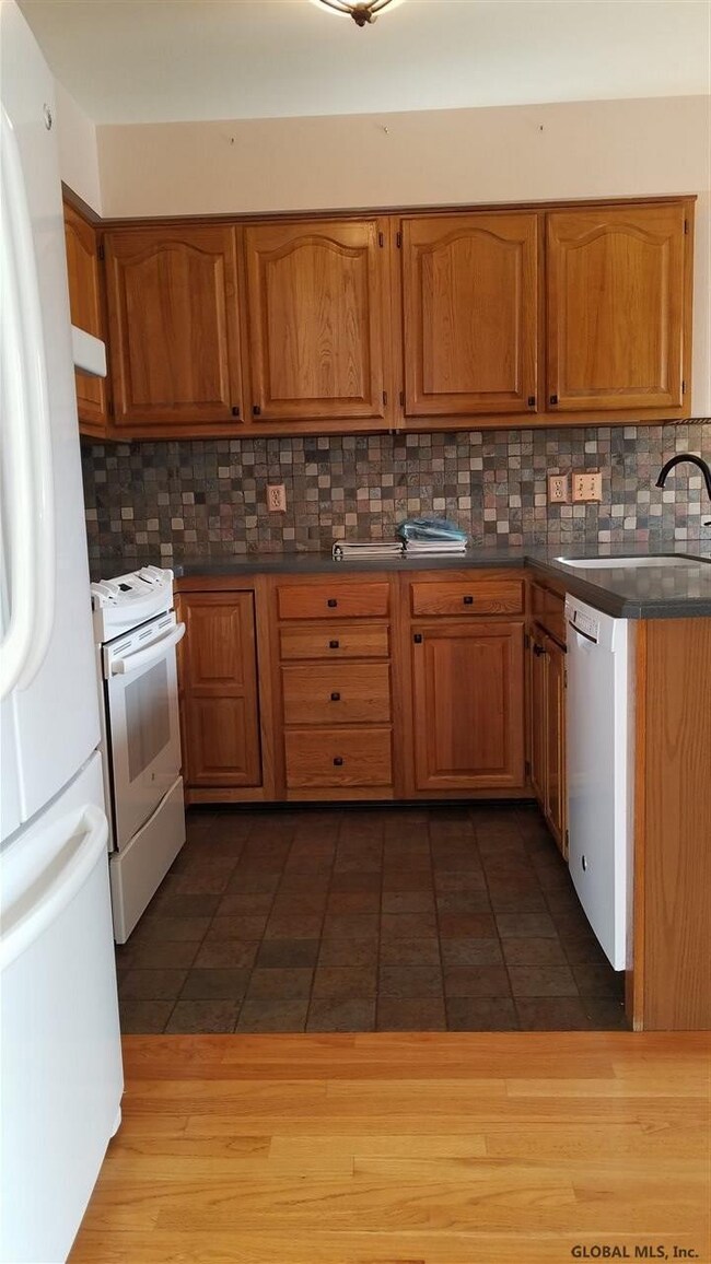 181 Killarney Dr, Schenectady, NY 12309 - photo 3