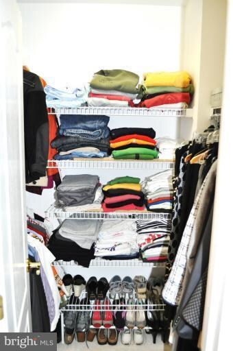 1738 Kingsgate Ct, Alexandria, VA 22302 - photo 7