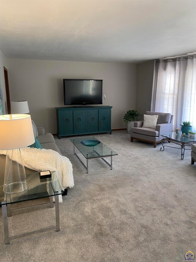 2210 SW 32nd St, Topeka, KS 66611 - photo 5