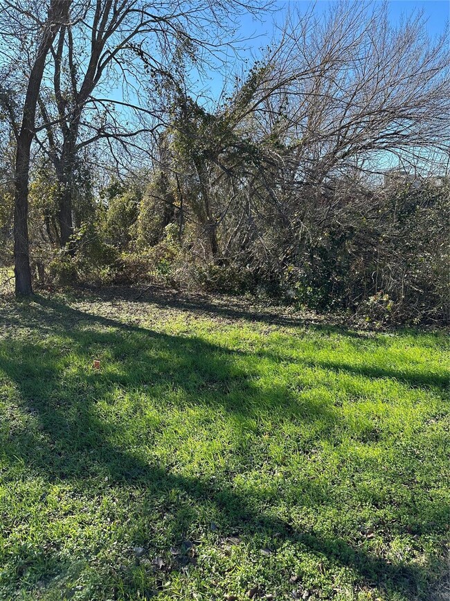 2504 E 4th St, Fort Worth, TX 76111 - photo 3