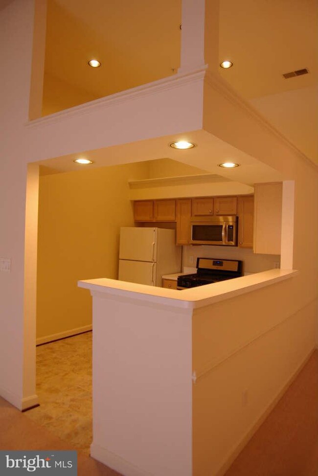 9220 Cardinal Forest Ln unit J, Lorton, VA 22079 - photo 5
