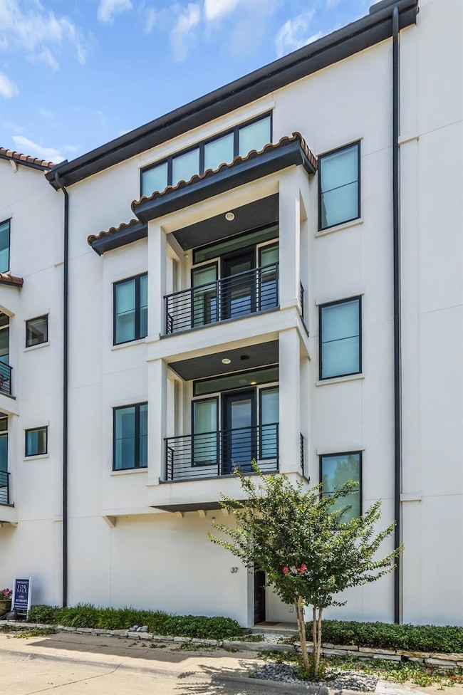 Two Balconies with Rooftop terrace in back!
