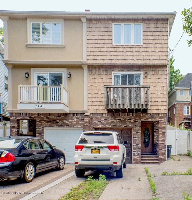 3447 Hylan208