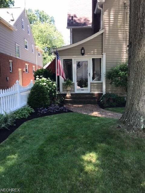 ENTRY WAY HAS A BRICK WALKWAY TO A SCREENED IN SUN