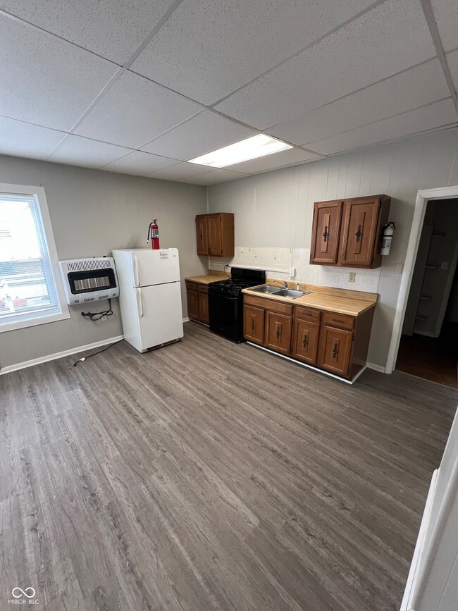 303 2nd St unit 2, Covington, IN 47932 - photo 3