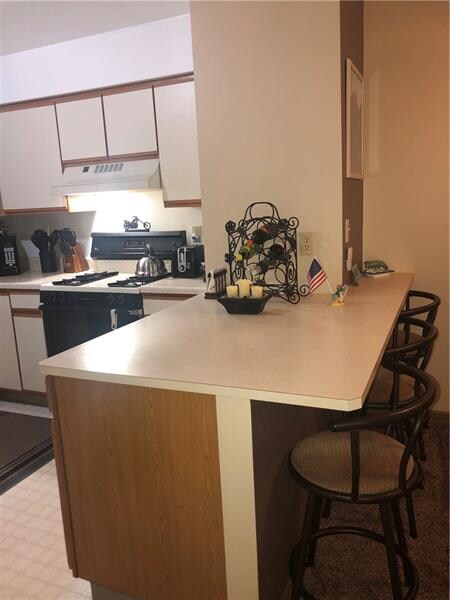Breakfast bar with seating for 3