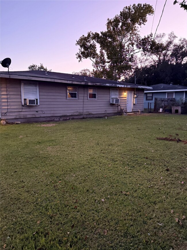 404 Elaine St, La Marque, TX 77568 - photo 5