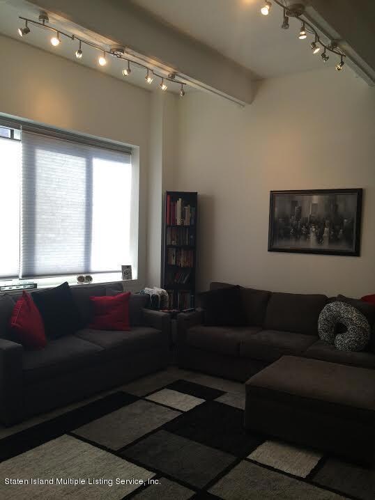 20 BaySt. Livingroom2