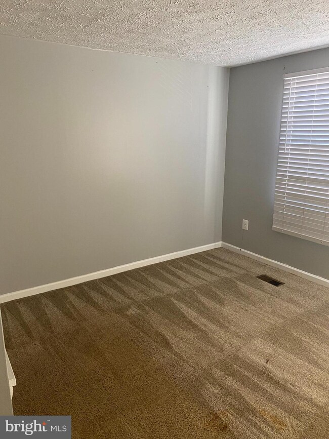 6007 Rowanberry Dr, Elkridge, MD 21075 - photo 2