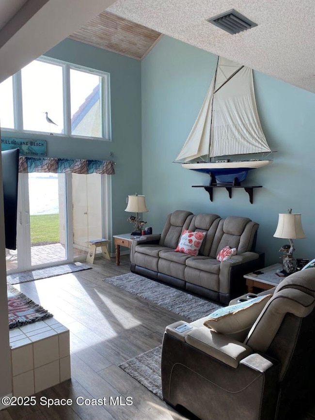 SPACIOUS & BRIGHT LIVING ROOM