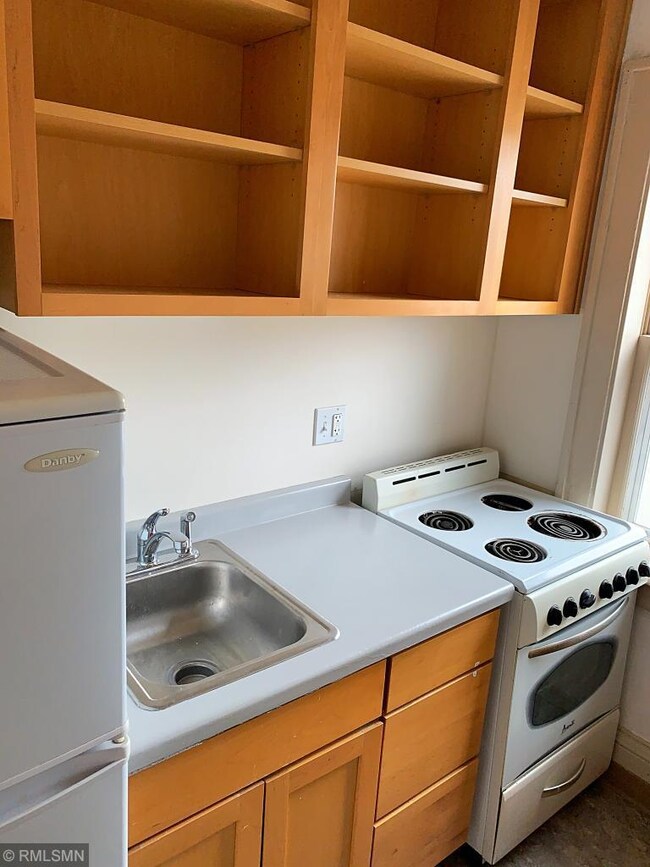 Nice and bright kitchen, recently painted by owner