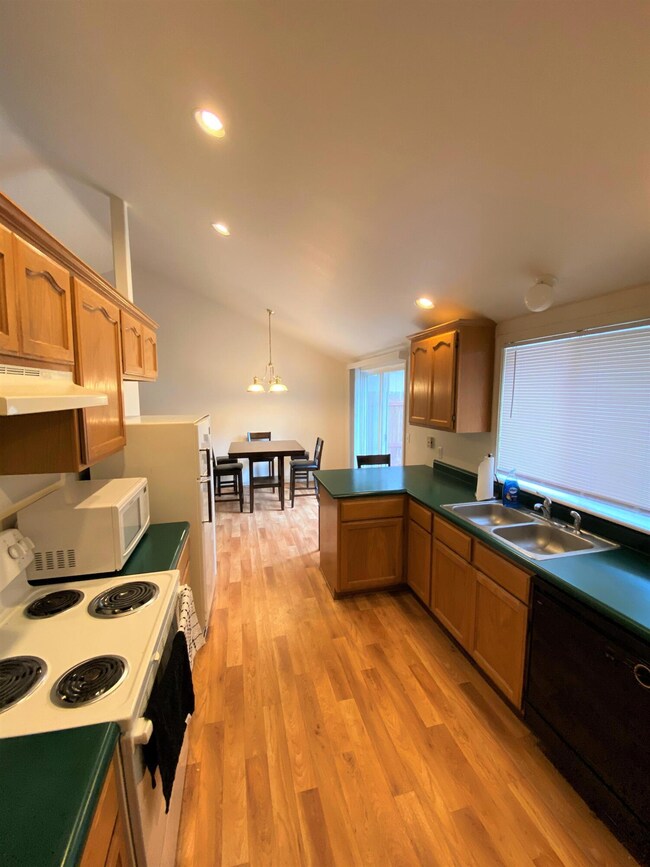 1121 Marilee St, Central Point, OR 97502 - photo 7