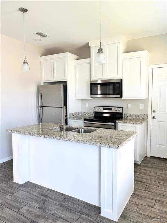 Kitchen with visible vents, a sink, dark wood-style flooring, and stainless steel appliances