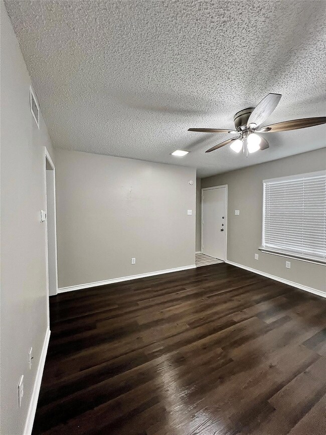 210 Christina Place, Grand Prairie, TX 75051 - photo 5