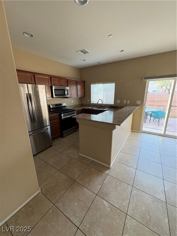 Kitchen with a peninsula, range, fridge, healthy a
