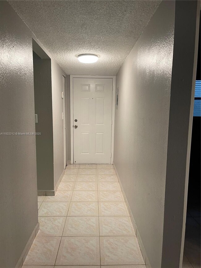 Samari Lake unit 2424, Hialeah, FL 33016 - photo 4