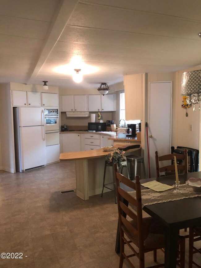 549 SE Reef Ave, Lincoln City, OR 97367 - photo 5