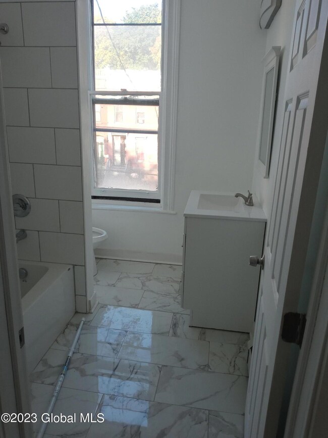 336 Clinton Ave unit 2nd Floor, Albany, NY 12206 - photo 4