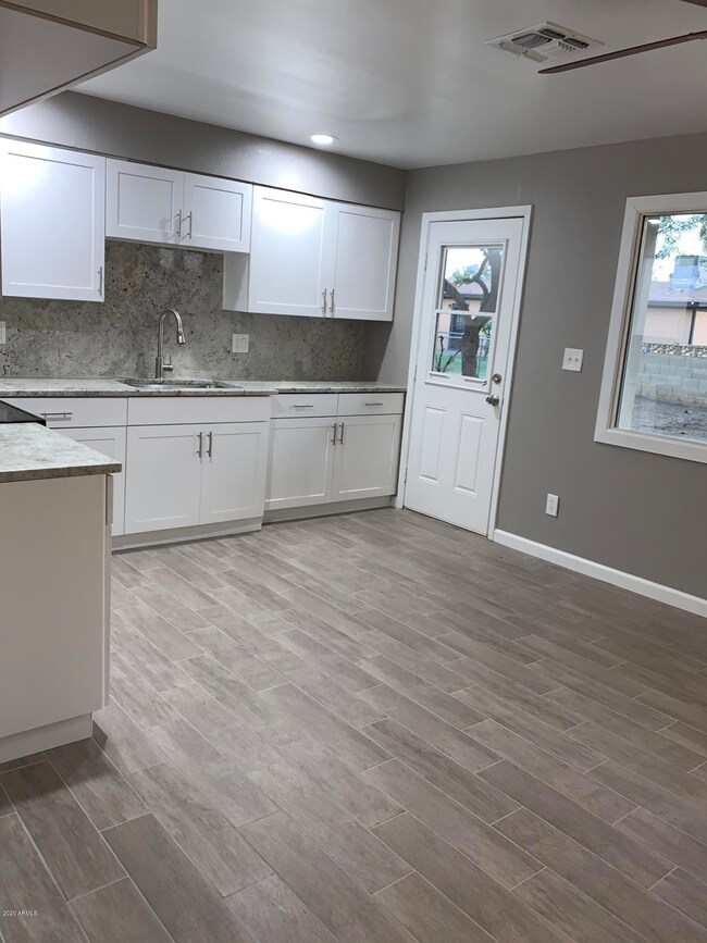 3116 N 80th Ln, Phoenix, AZ 85033 - photo 4