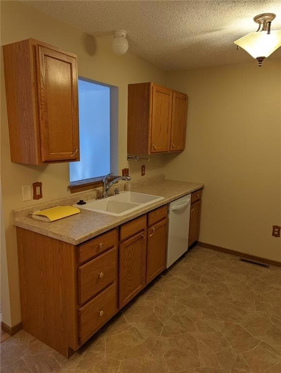 3633 Oak Tree Ln unit Bld 4, unit 2, Eau Claire, WI 54701 - photo 2