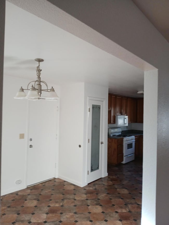 6871 Hemlock St, Redding, CA 96001 - photo 2