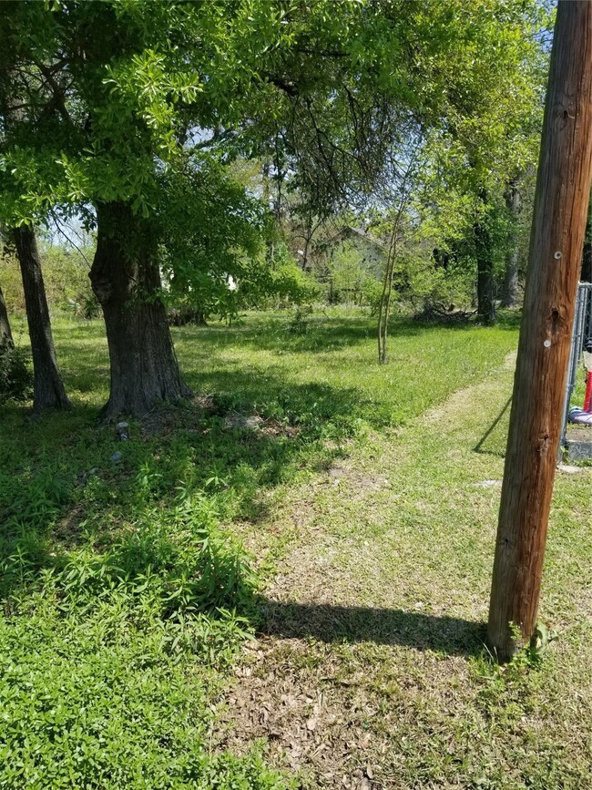 7305 Roswell St, Houston, TX 77022 - photo 4