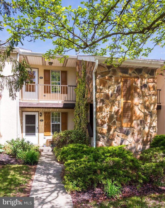 192 Valley Stream Ln, Chesterbrook, PA 19087 - photo 2