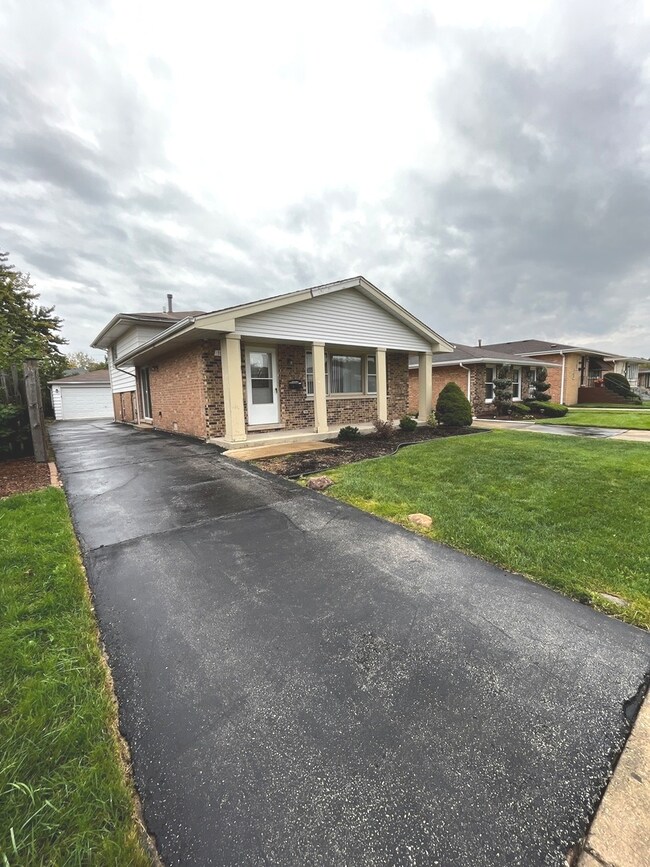 18013 Olympia Dr, Country Club Hills, IL 60478 - photo 2