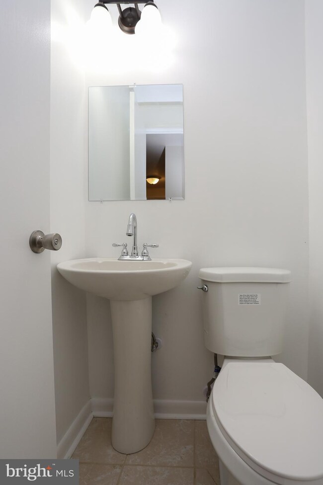 6827 Barnett Rd, Baltimore, MD 21239 - photo 7