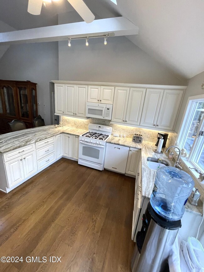 37 Center Dr, Old Greenwich, CT 06870 - photo 6