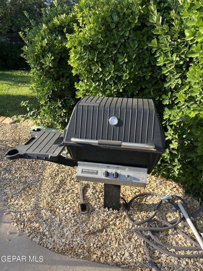 10841 Vista Alegre Dr, El Paso, TX 79935 - photo 6