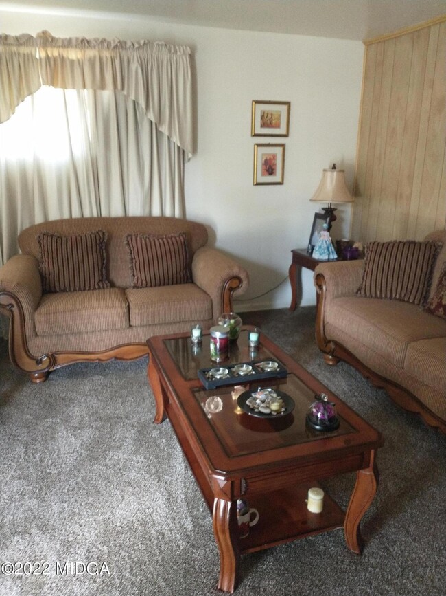 1490 Lowe Ct Living Room