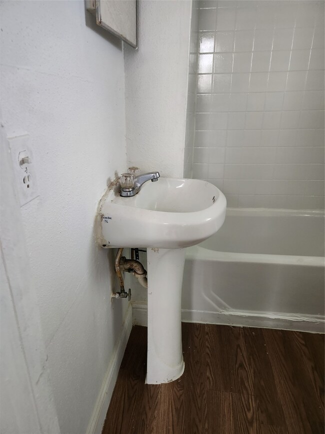 1016 Miles St unit 4, Rosenberg, TX 77471 - photo 6