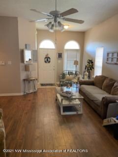 beautiful wood/laminant floors